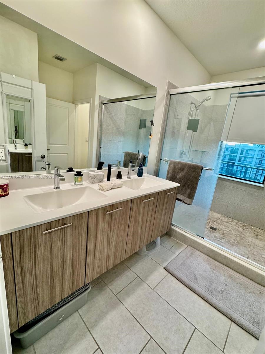 DOWNTOWN DORAL SOUTH PHAS - Residential