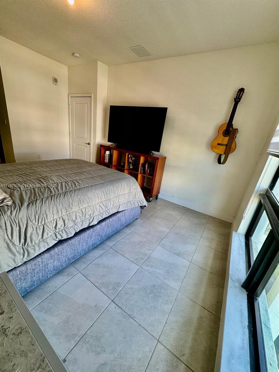 DOWNTOWN DORAL SOUTH PHAS - Residential