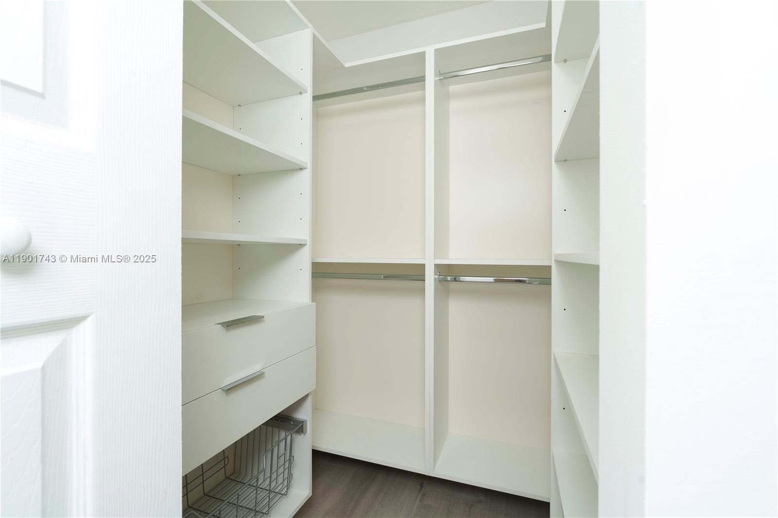 LAGO GRANDE SEVEN-D CONDO - Residential