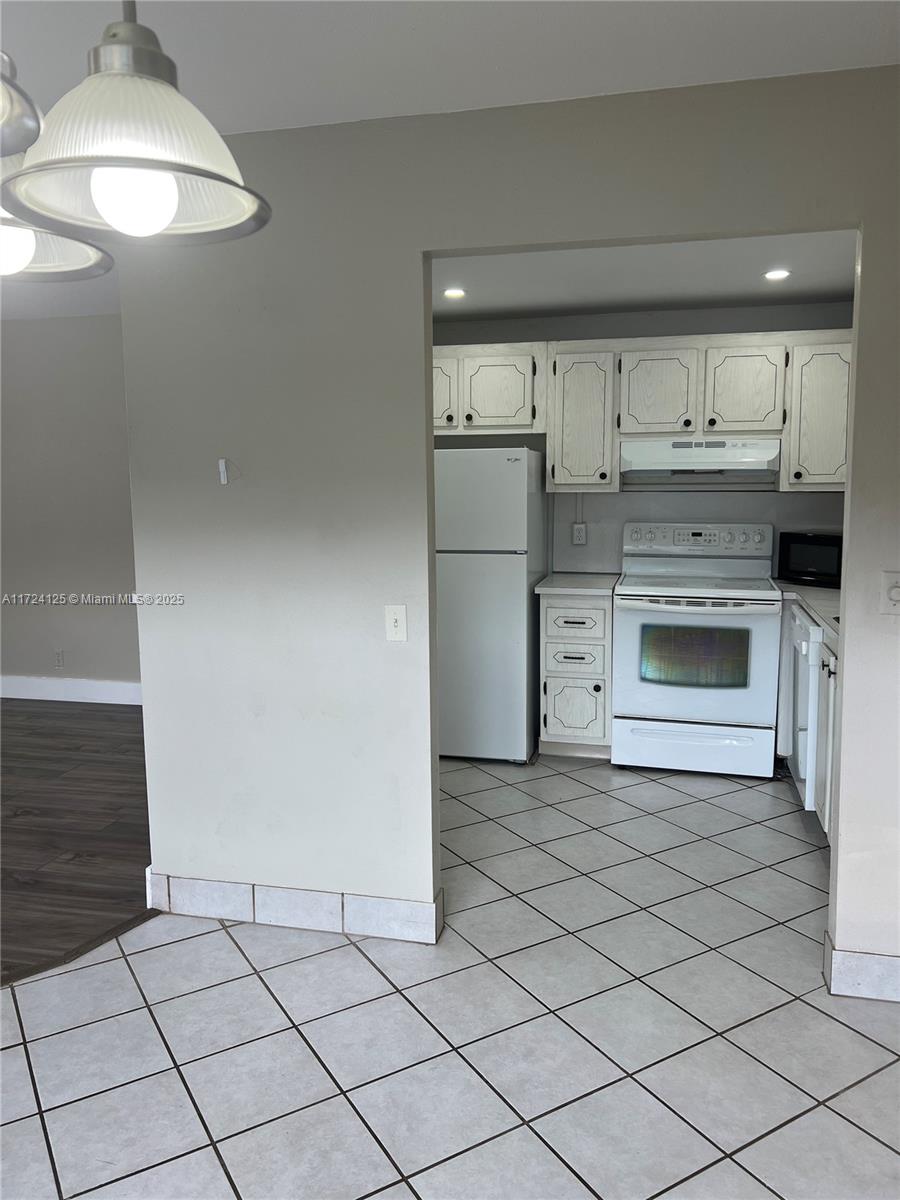 KINGS POINT BRITTANY COND - Residential