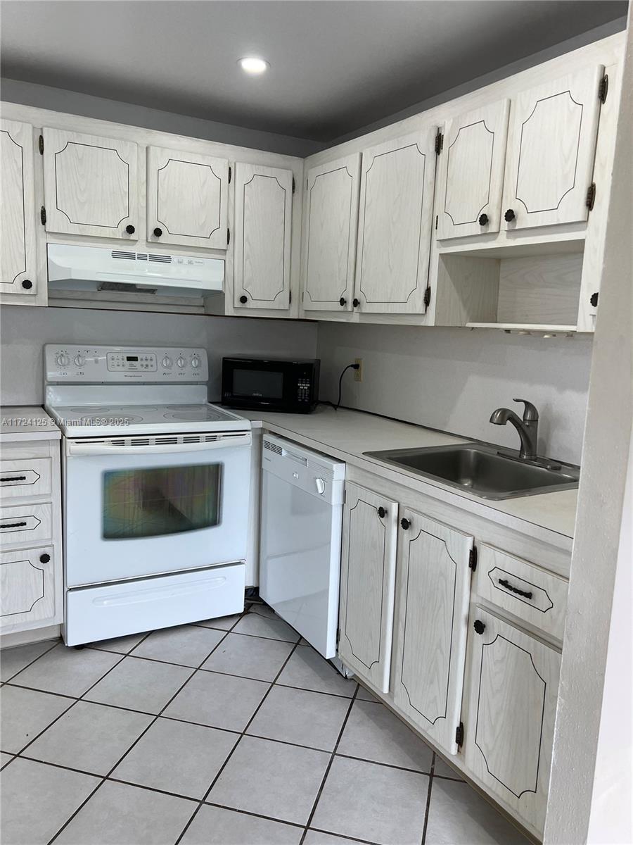 KINGS POINT BRITTANY COND - Residential