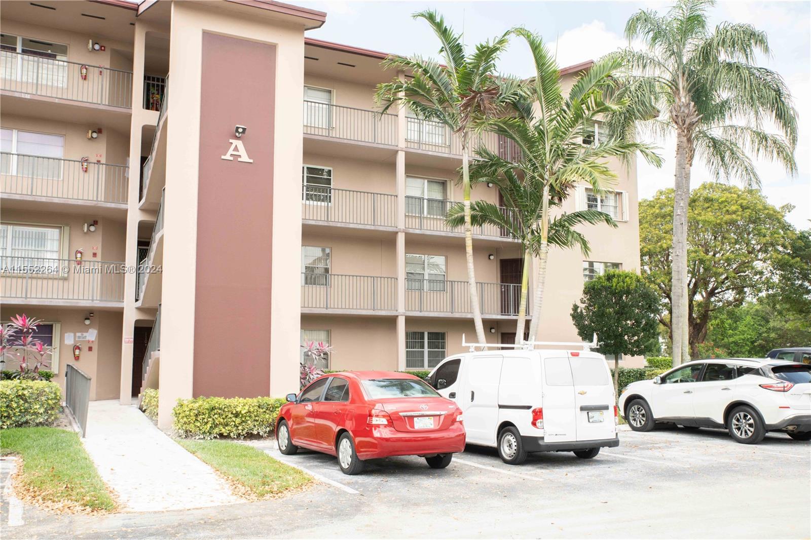 Very spacious, colorful apartment with 2bed|2bath unit at Century Village, this Condominium community is for people 55 plus ,located in the spectacularity of in Pembroke Pines.
This community offers a variety of activities and creations for the residents of the community, it also has a clubhouse, a golf course, swimming pool, gym, bus transportation for residents, tennis court, convenience store.