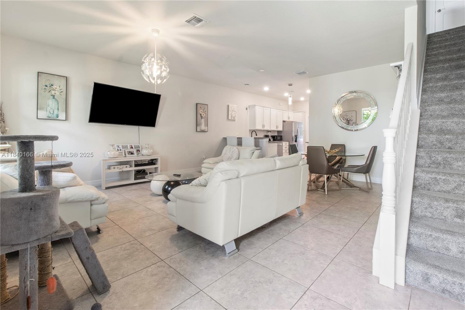 HILLCREST COUNTRY CLUB SO - Residential Lease