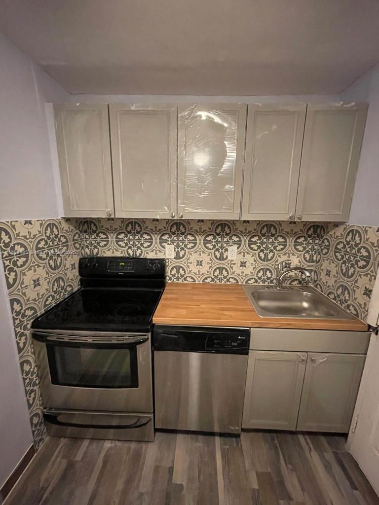 2 bedroom 1 bath. Central AC. Remodeled kitchen and updated bath. Nice private backyard. Plenty of parking spaces. Pets allowed with $250 non-refund pet fee. Move in with first month and 2 security deposits. Move in 2 days, fast approval.
