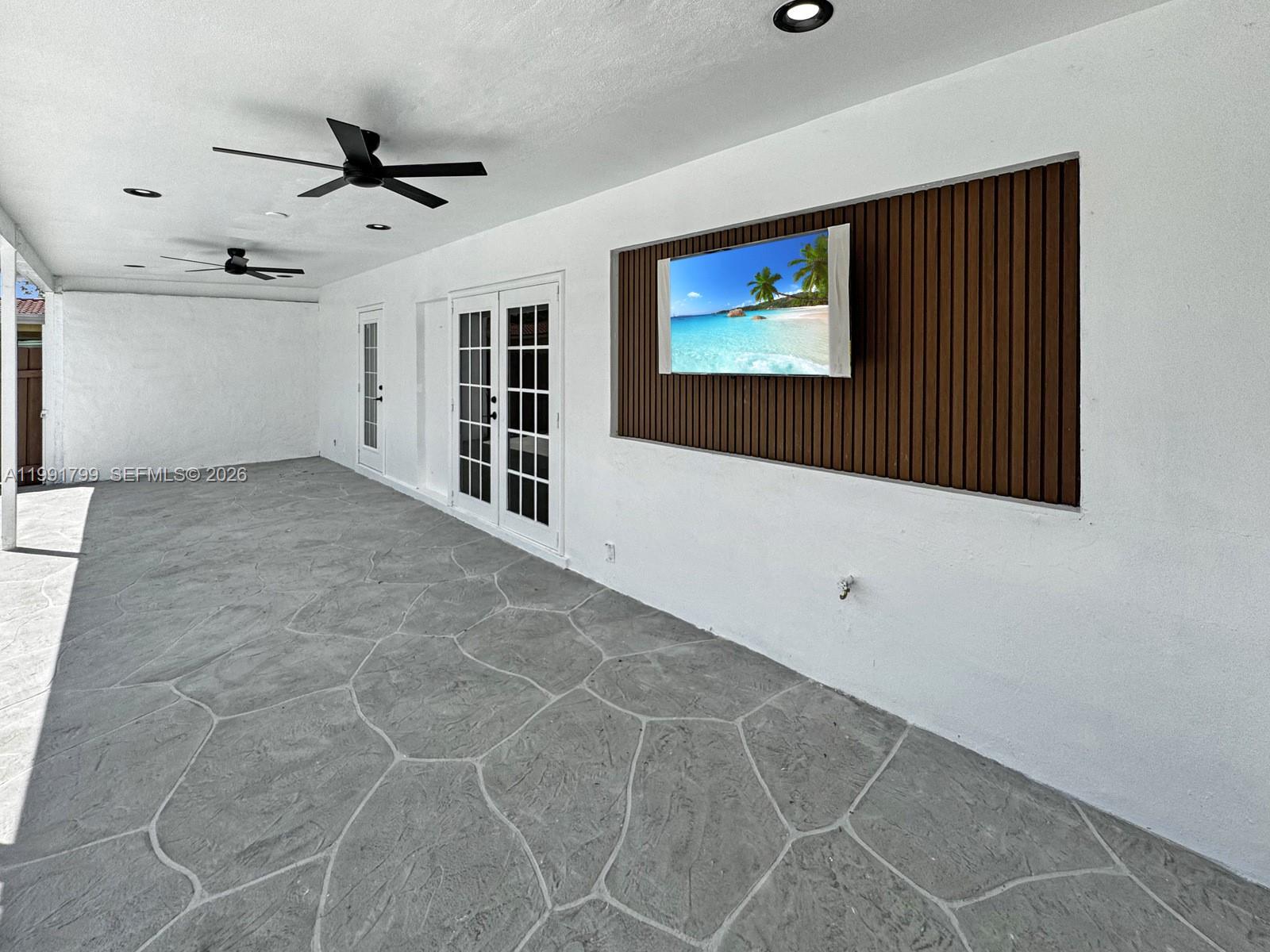 HOLLYWOOD HILLS - Residential