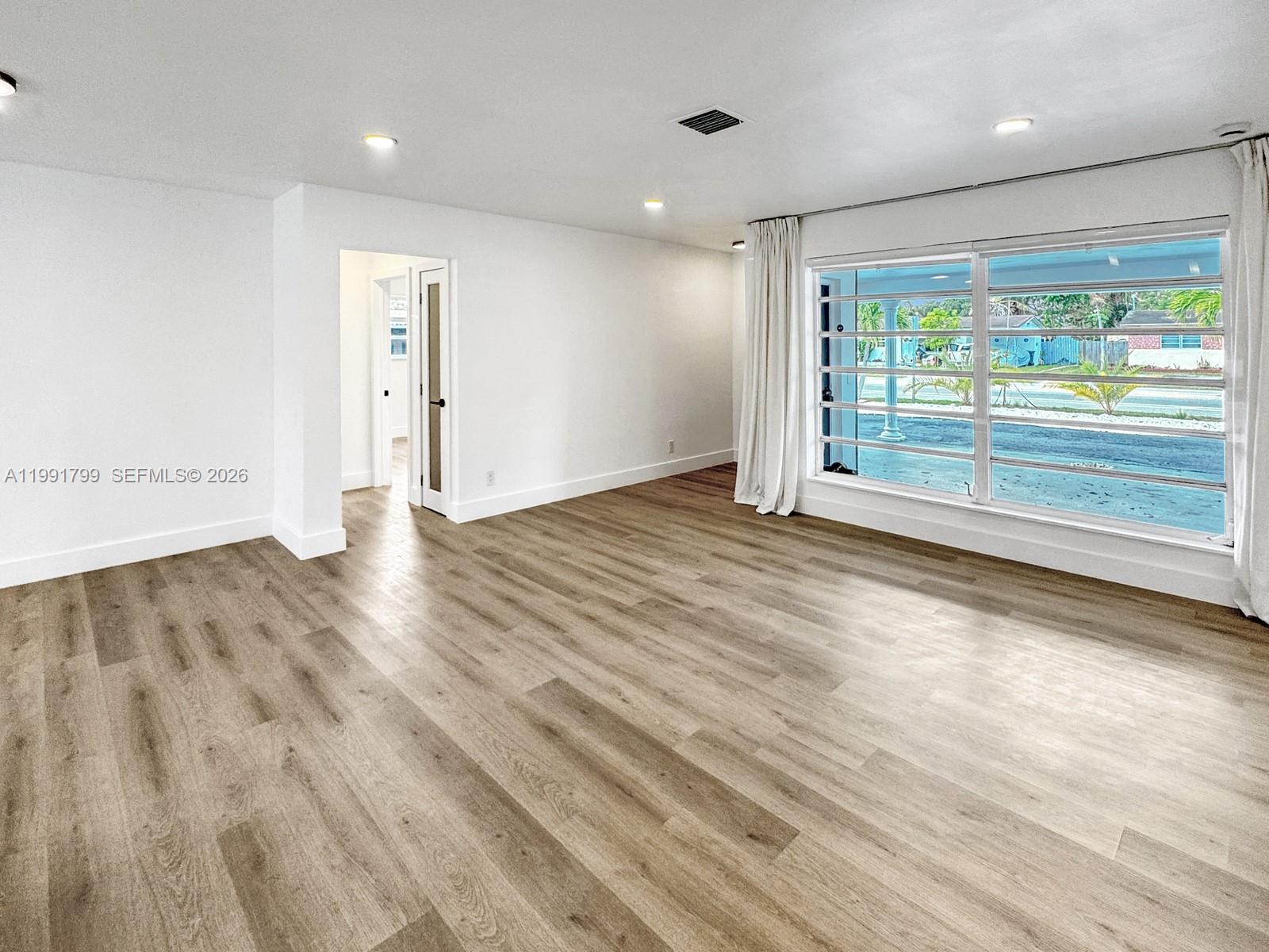 HOLLYWOOD HILLS - Residential