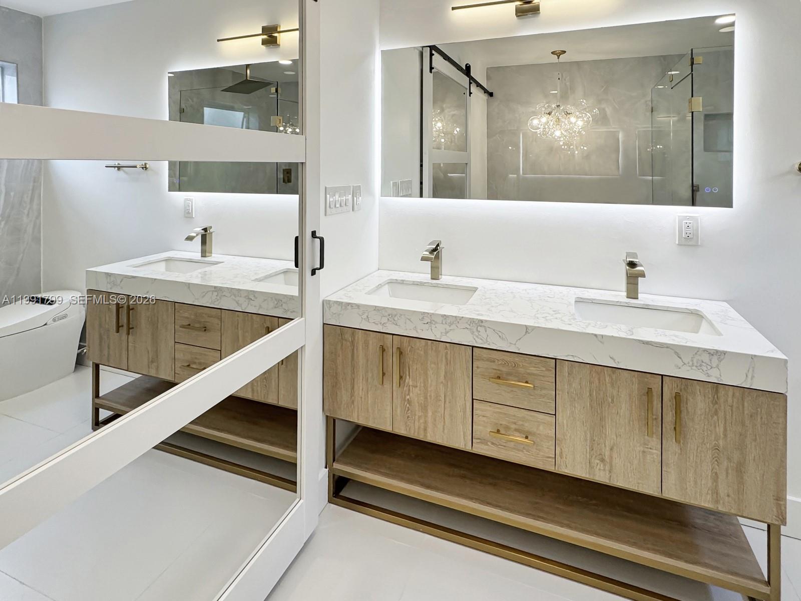 HOLLYWOOD HILLS - Residential