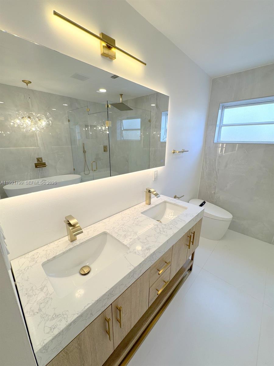 HOLLYWOOD HILLS - Residential