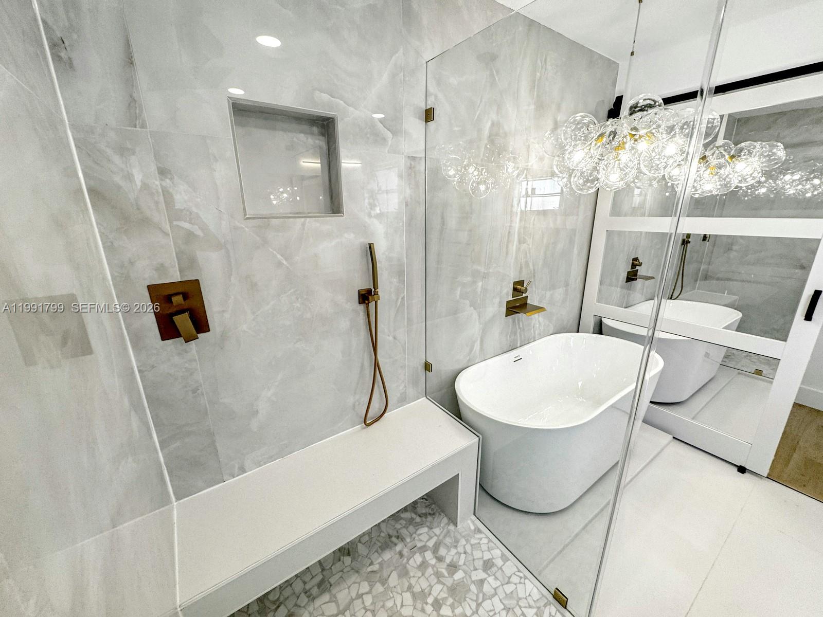 HOLLYWOOD HILLS - Residential