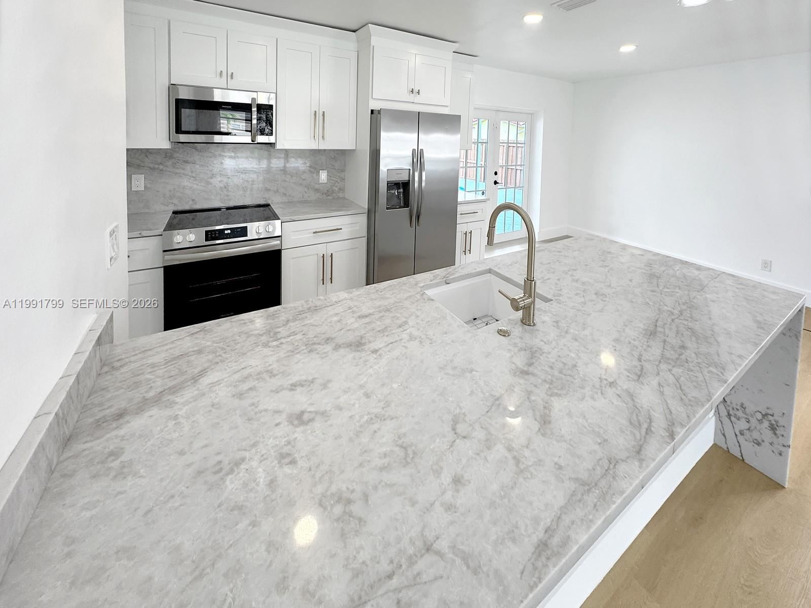 HOLLYWOOD HILLS - Residential
