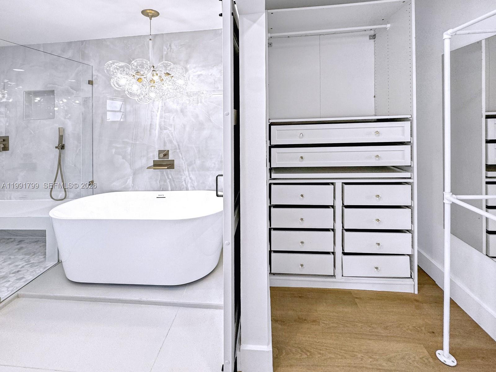 HOLLYWOOD HILLS - Residential