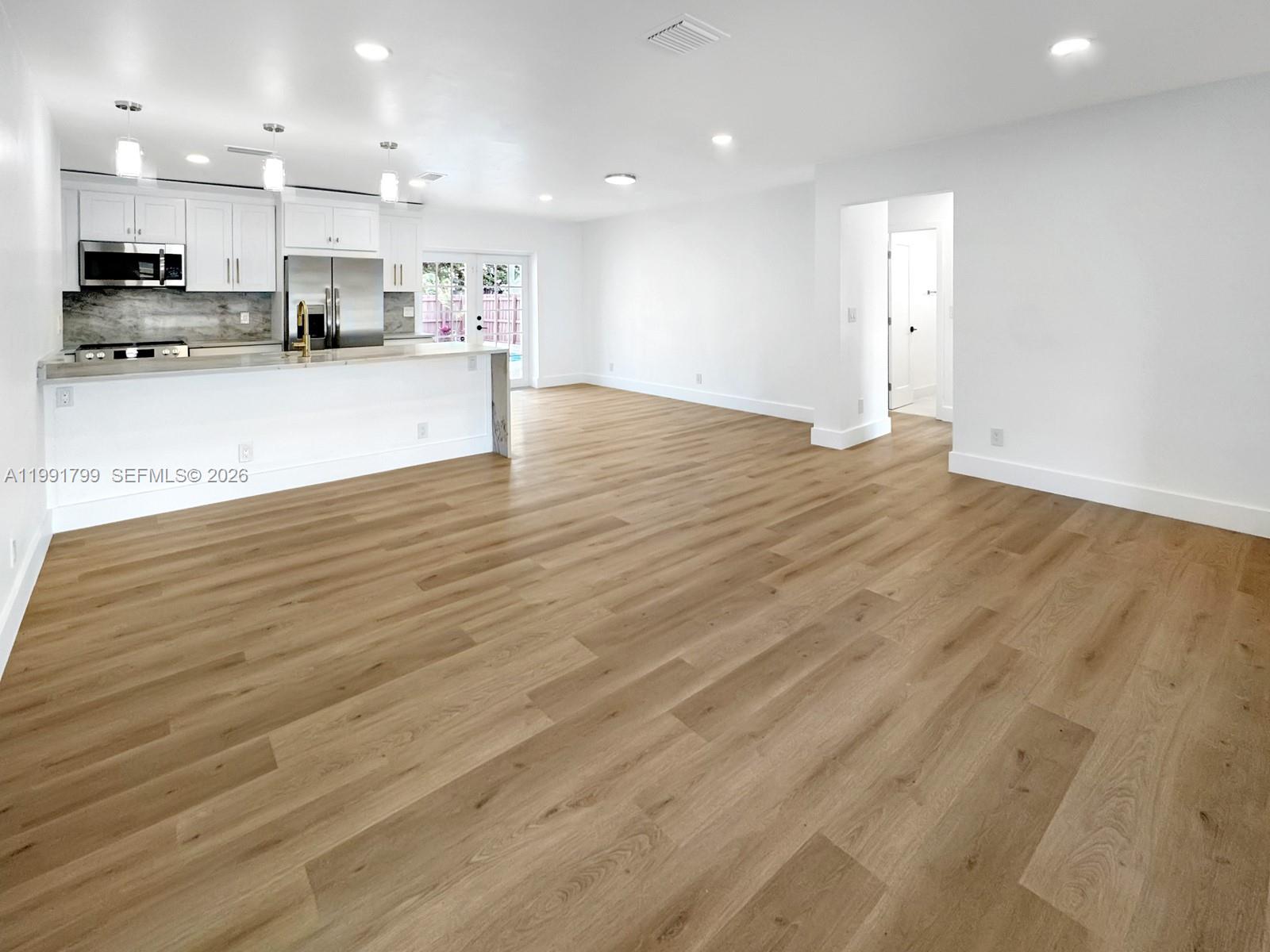 HOLLYWOOD HILLS - Residential