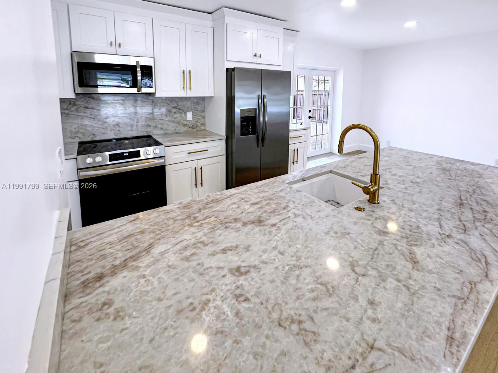 HOLLYWOOD HILLS - Residential