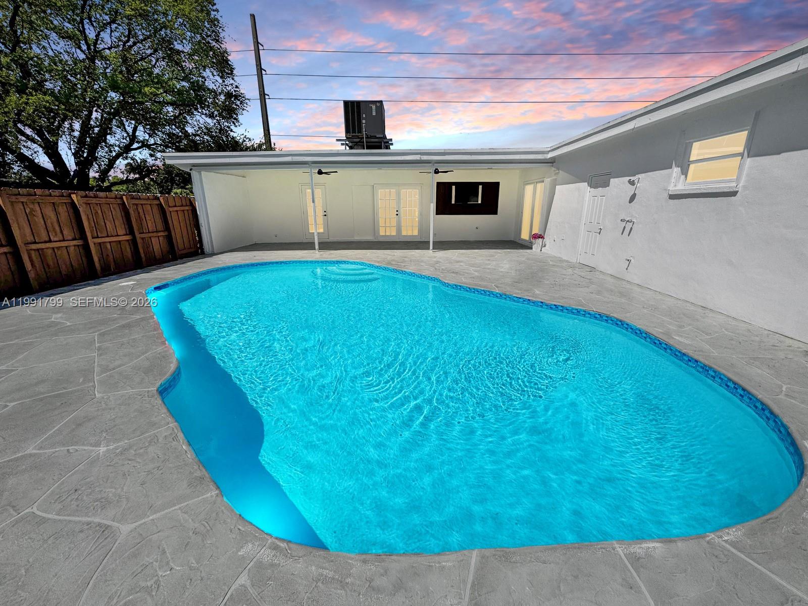 HOLLYWOOD HILLS - Residential