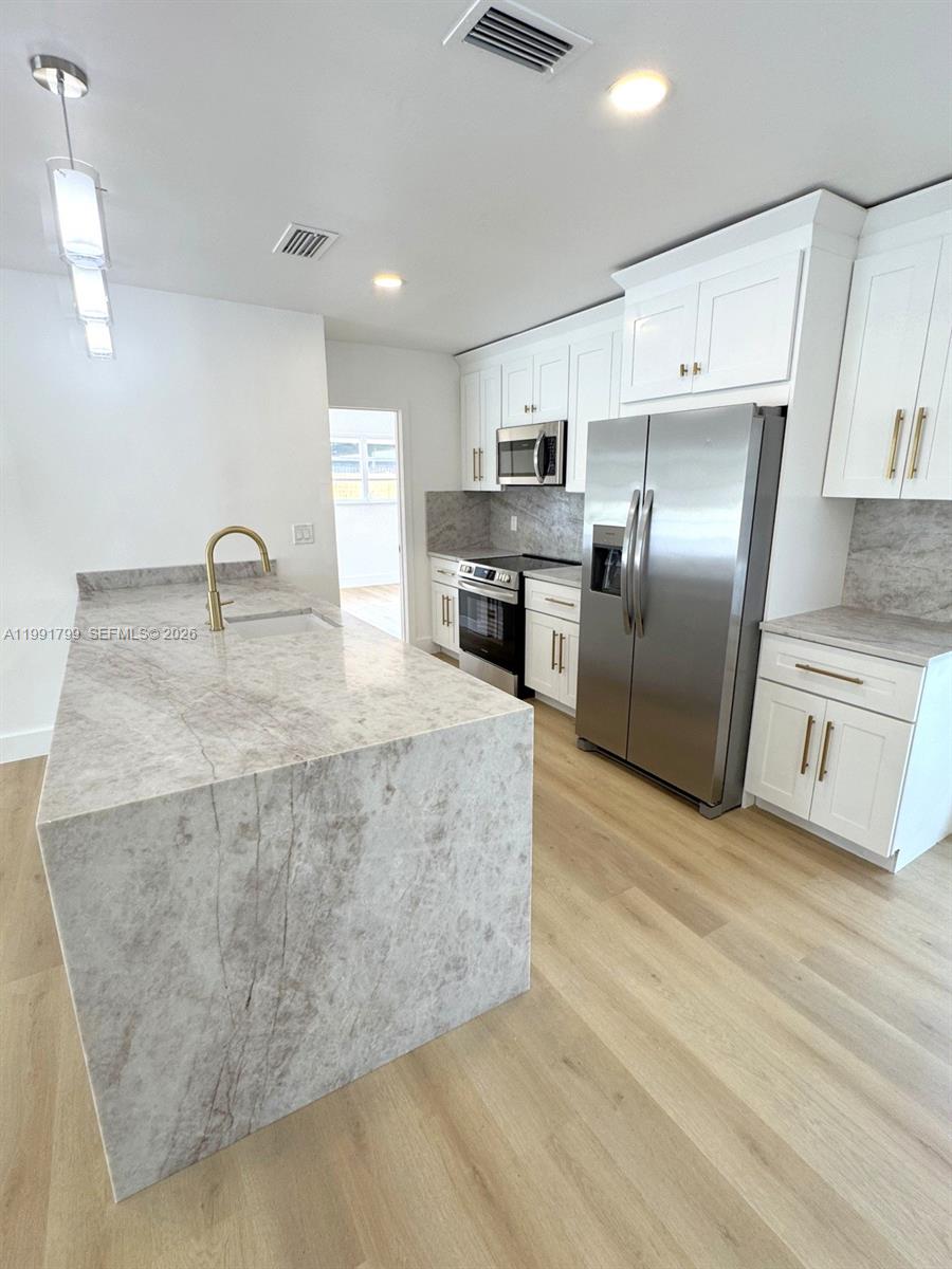 HOLLYWOOD HILLS - Residential