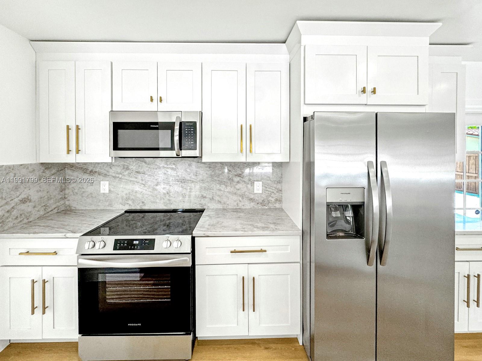 HOLLYWOOD HILLS - Residential