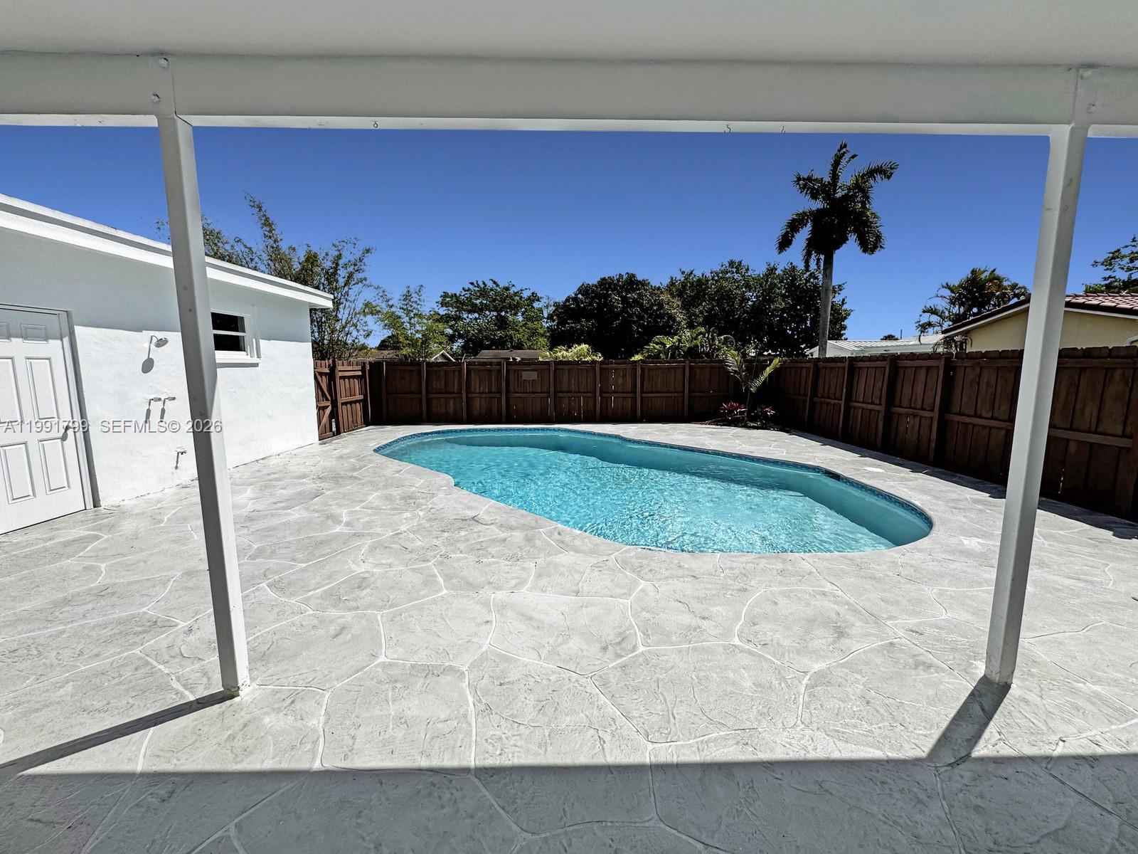 HOLLYWOOD HILLS - Residential