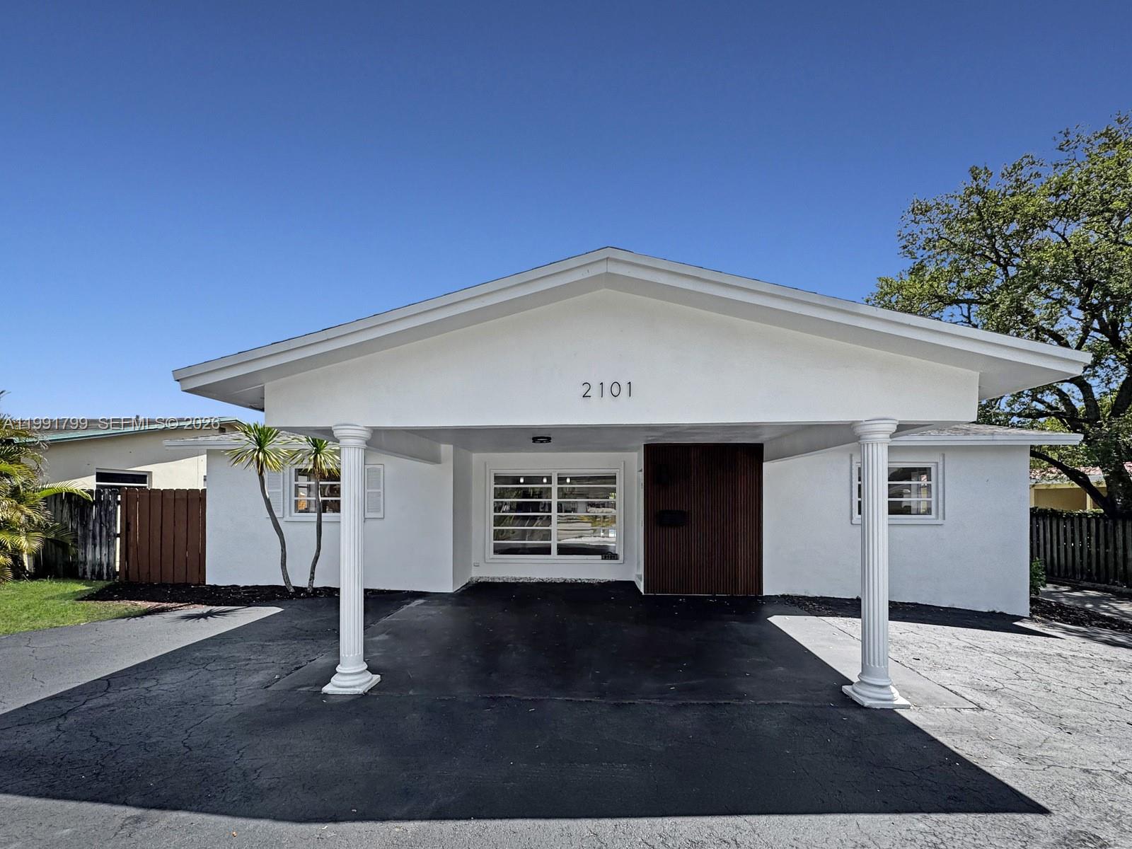 HOLLYWOOD HILLS - Residential