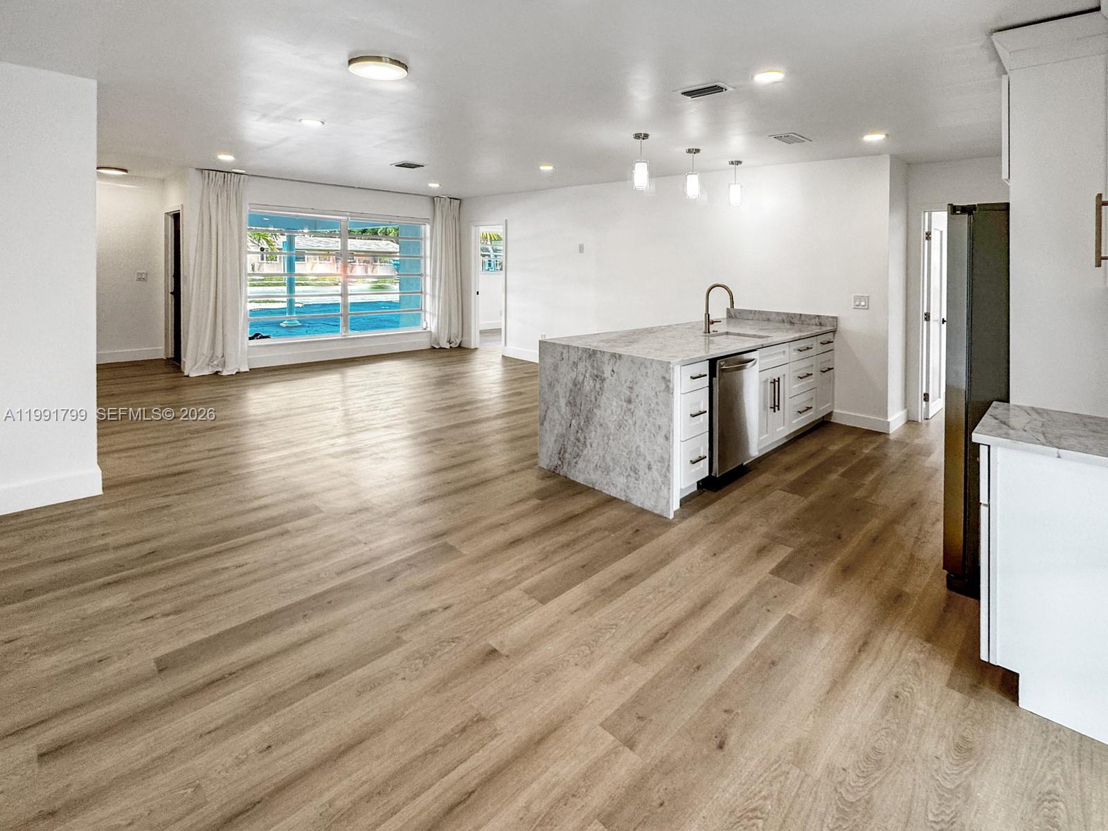 HOLLYWOOD HILLS - Residential