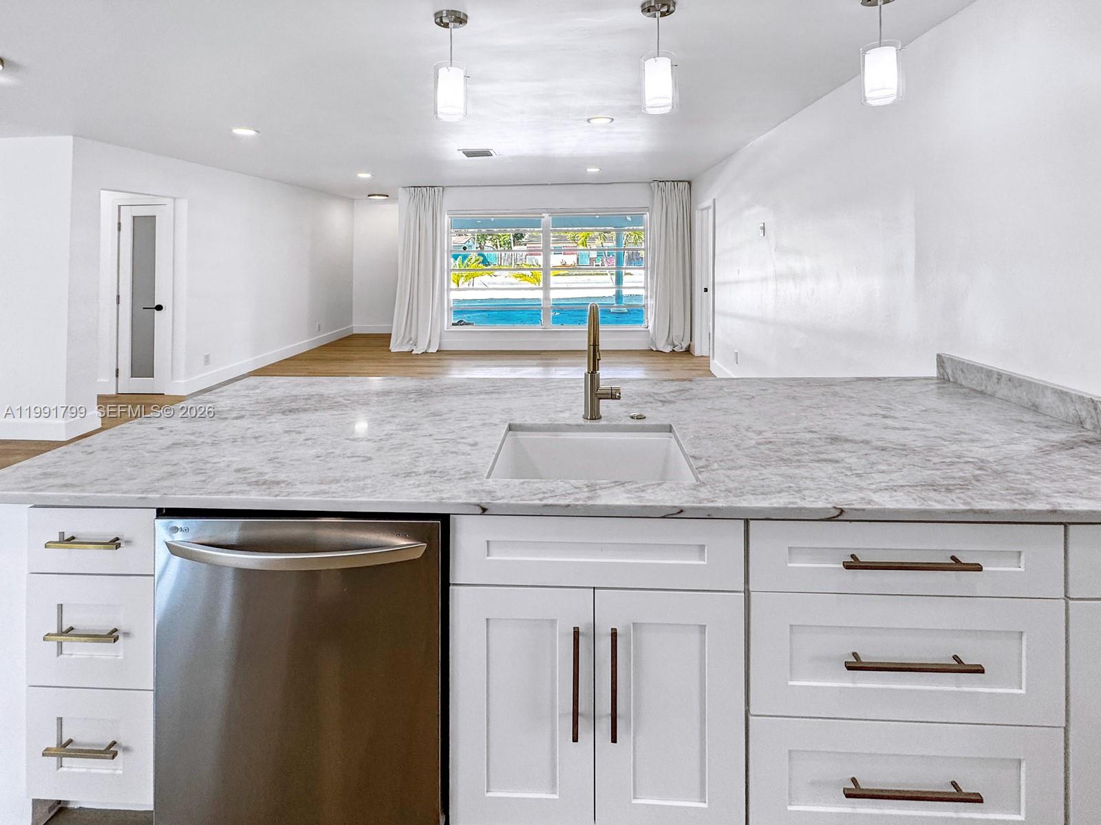 HOLLYWOOD HILLS - Residential