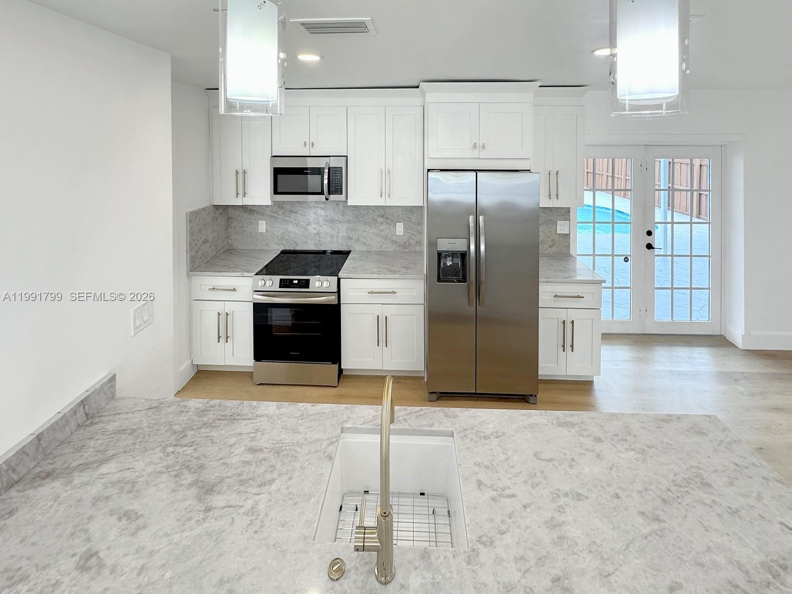 HOLLYWOOD HILLS - Residential