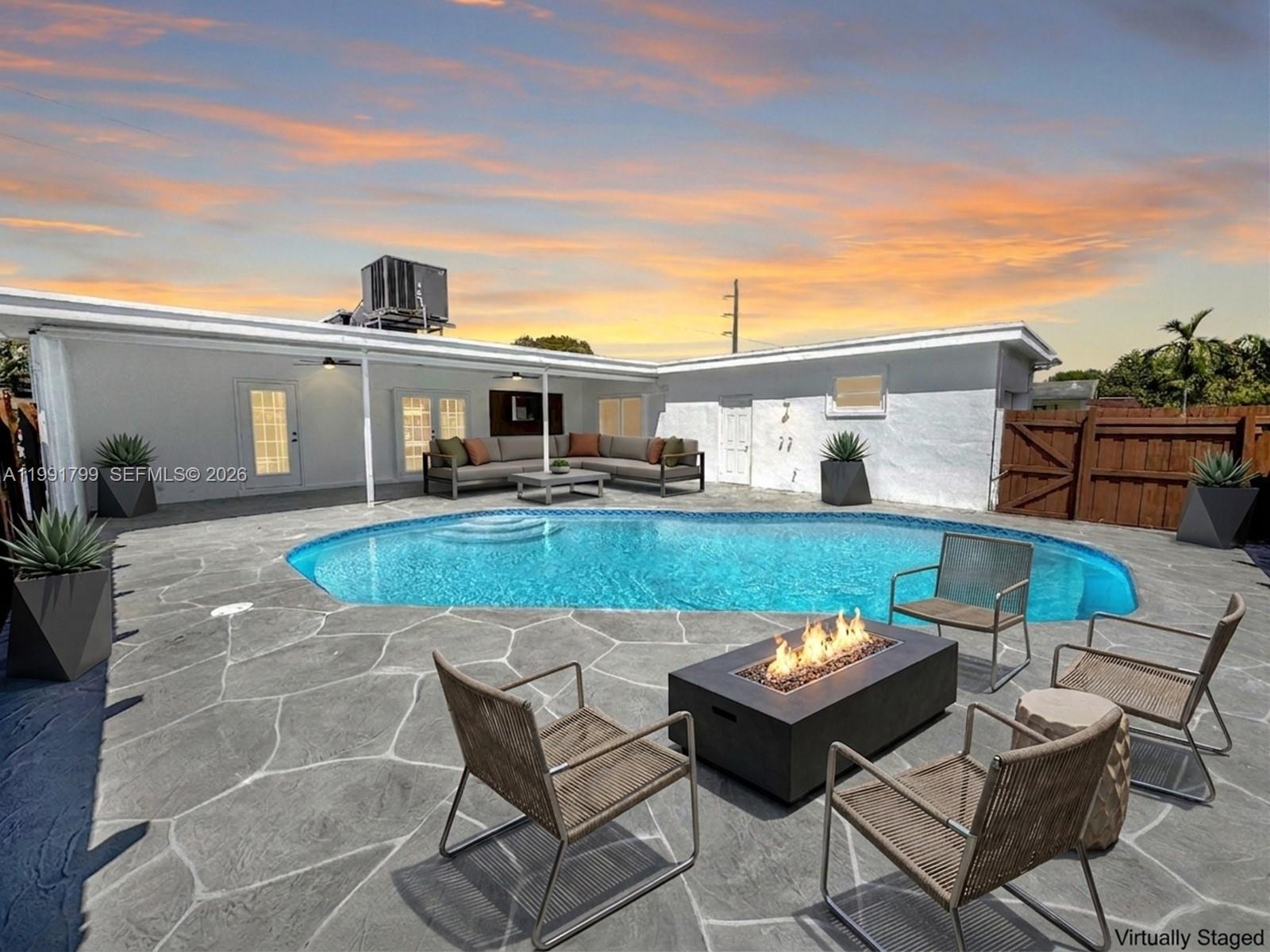 HOLLYWOOD HILLS - Residential