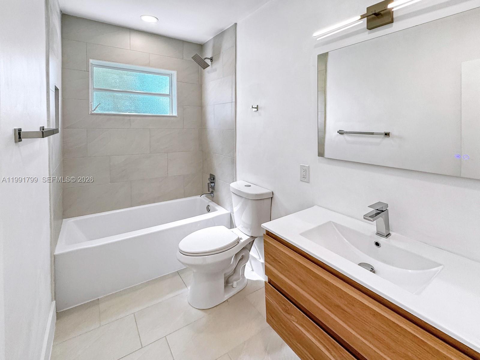 HOLLYWOOD HILLS - Residential