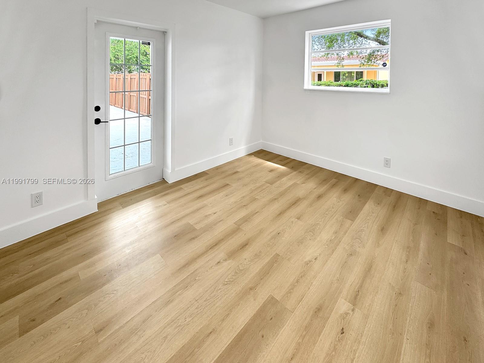 HOLLYWOOD HILLS - Residential