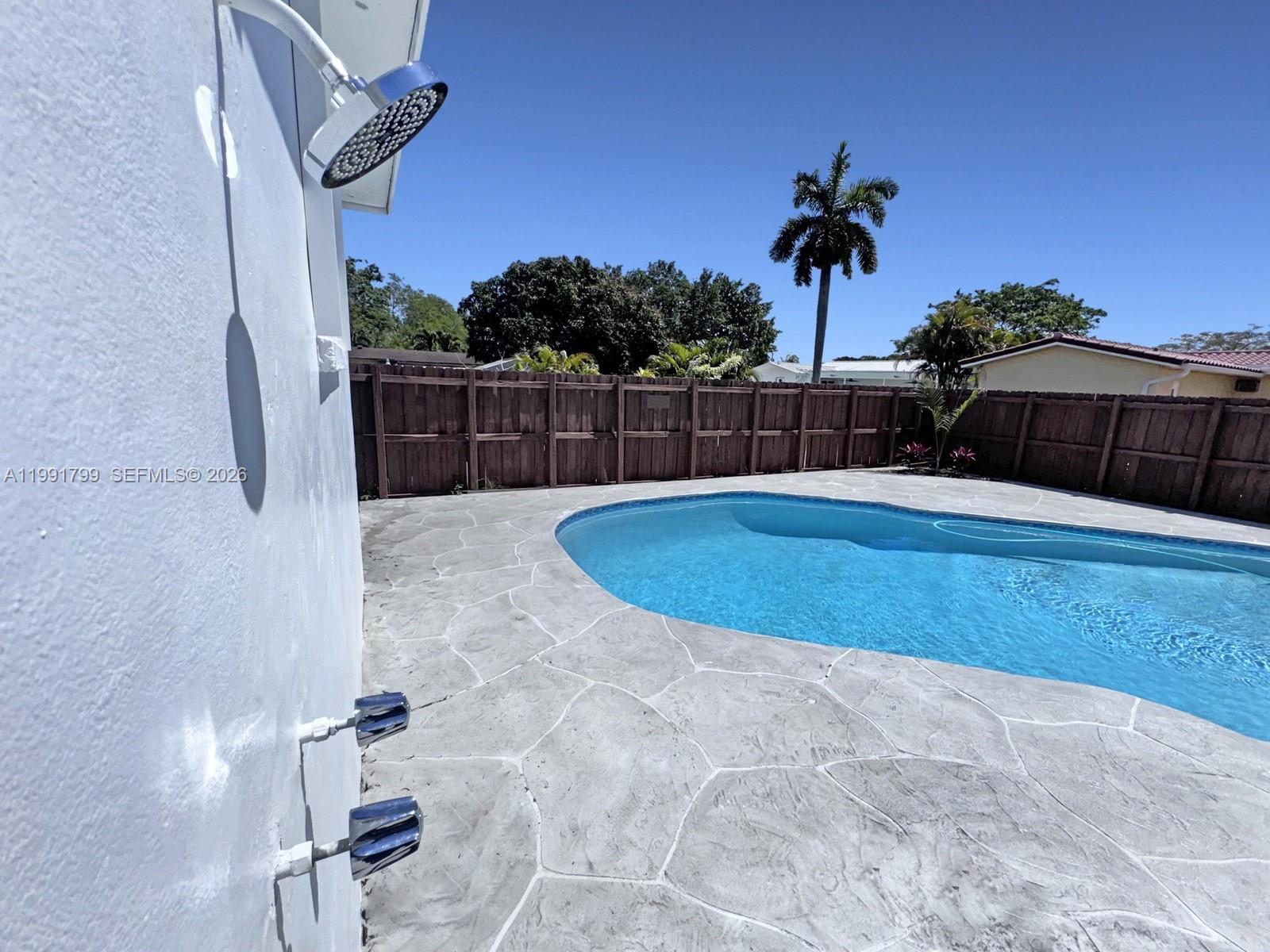 HOLLYWOOD HILLS - Residential