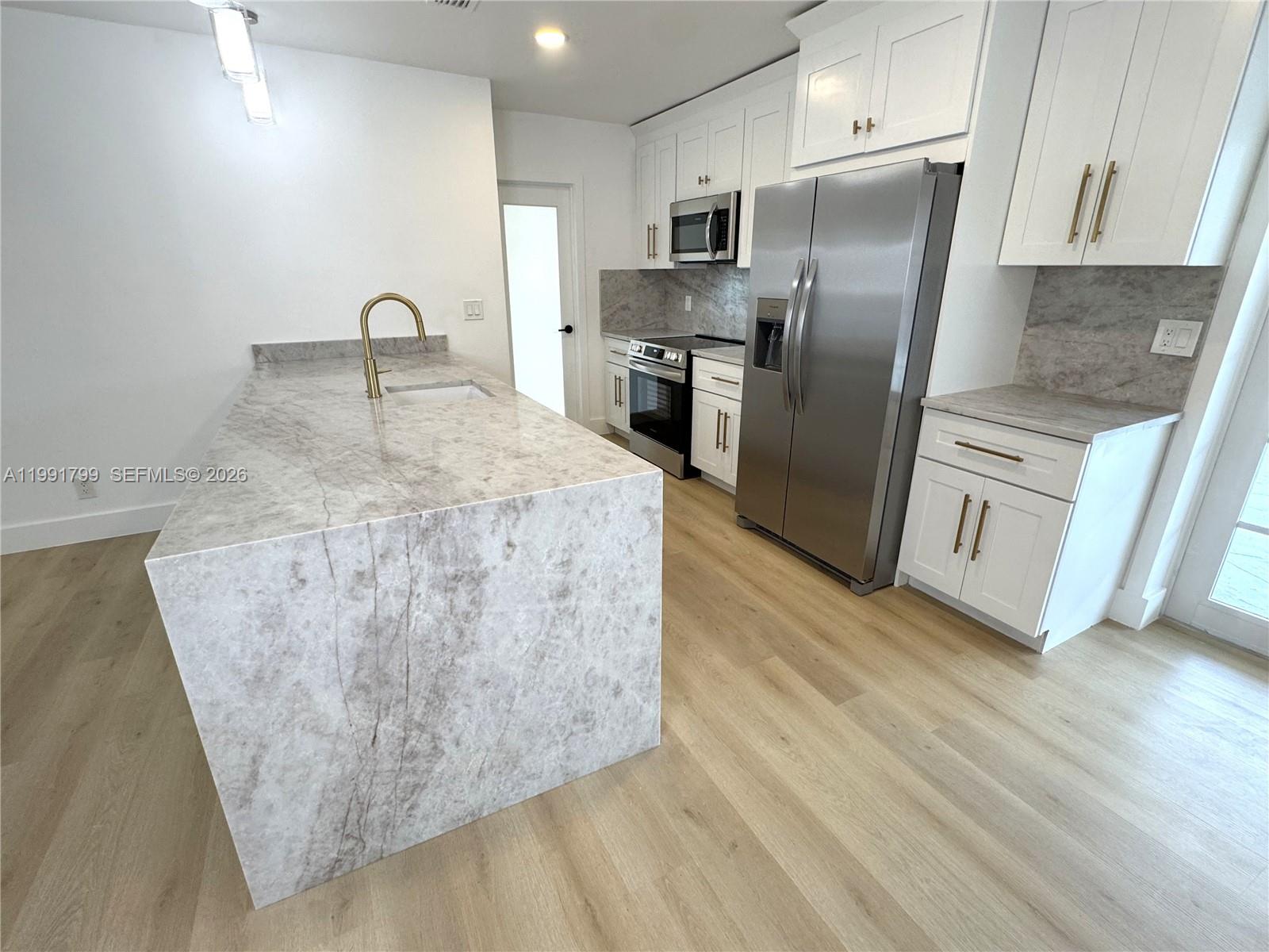 HOLLYWOOD HILLS - Residential