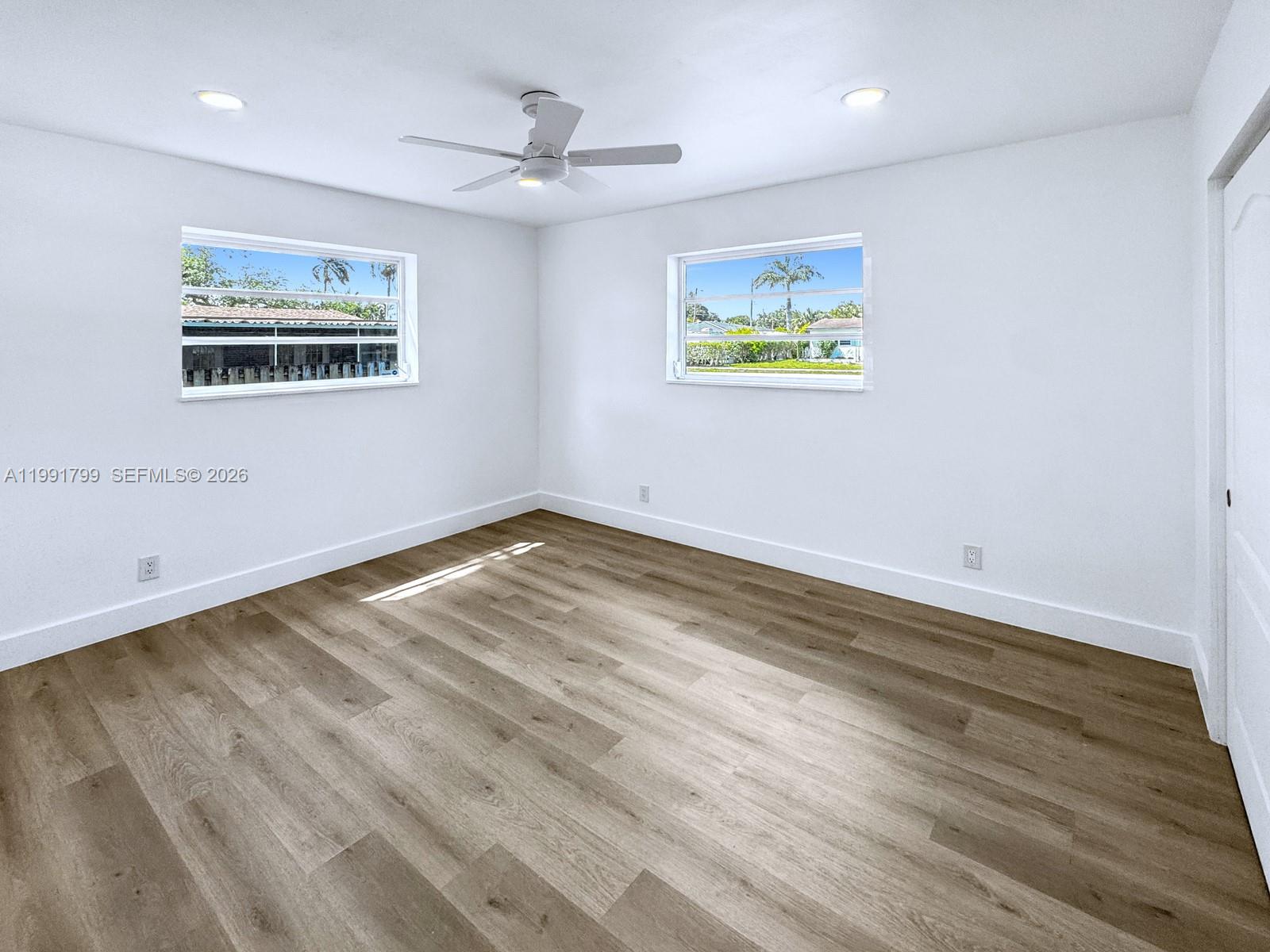 HOLLYWOOD HILLS - Residential