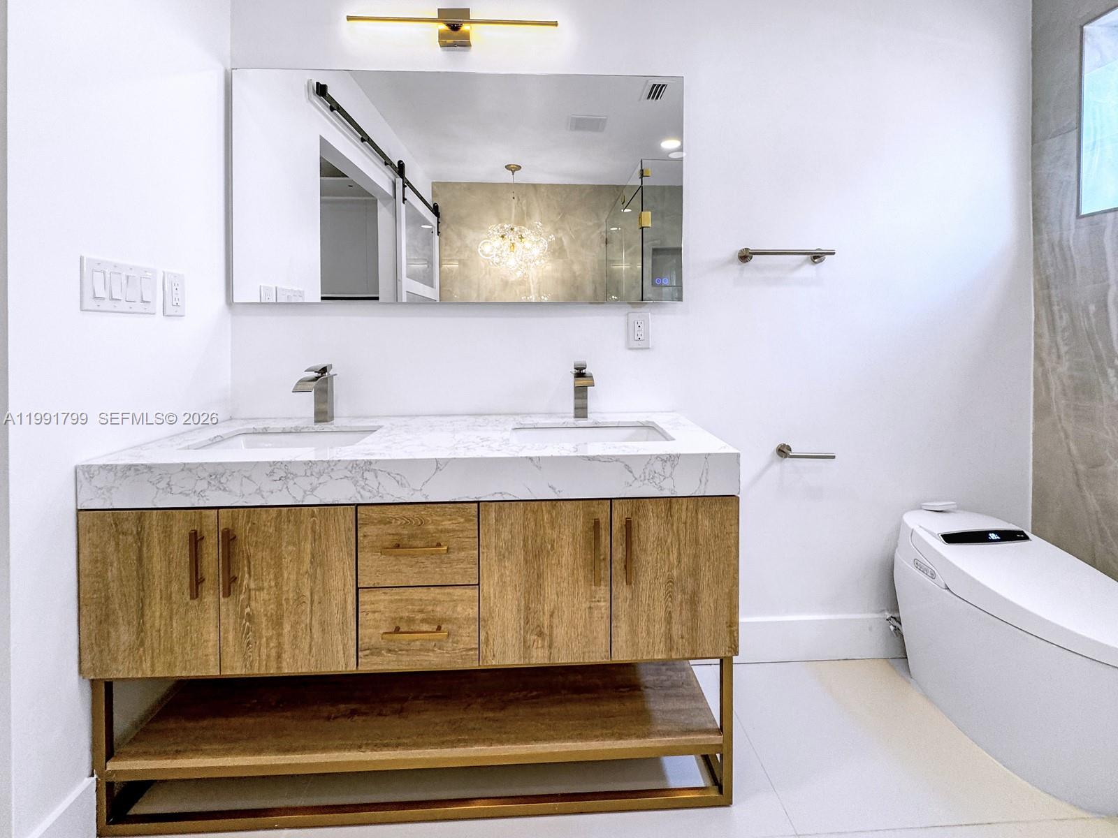 HOLLYWOOD HILLS - Residential