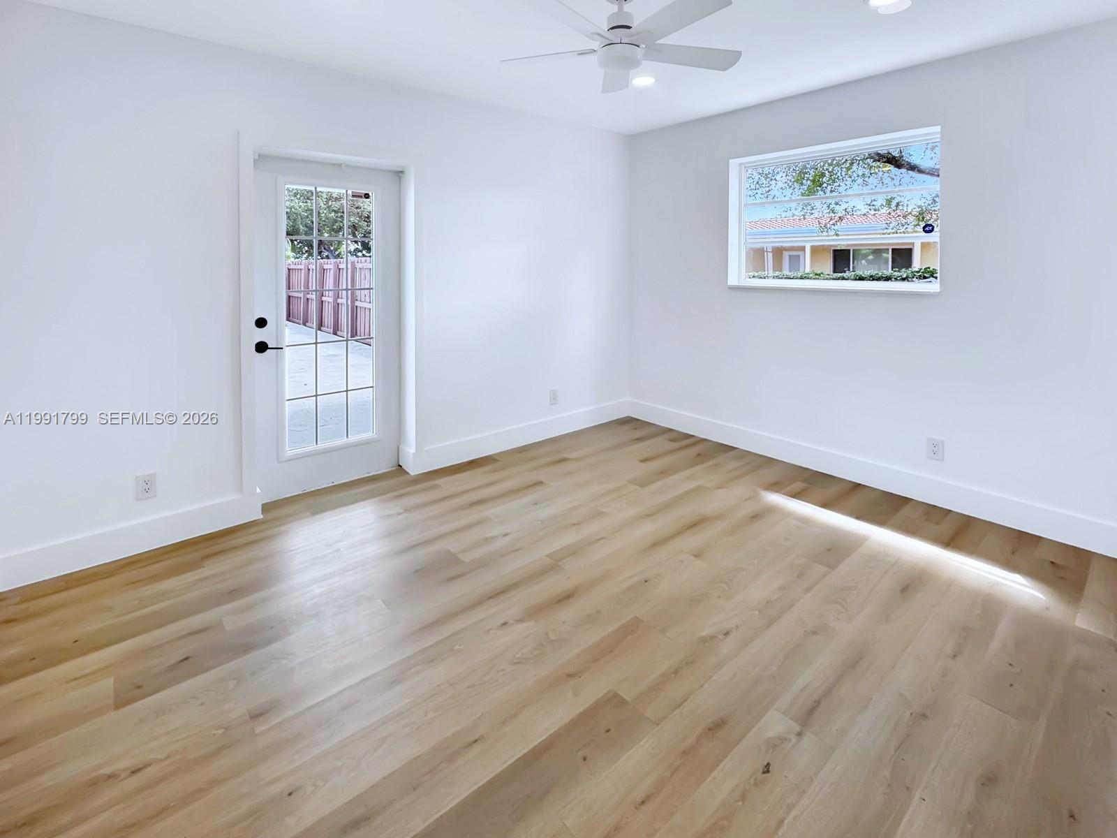 HOLLYWOOD HILLS - Residential