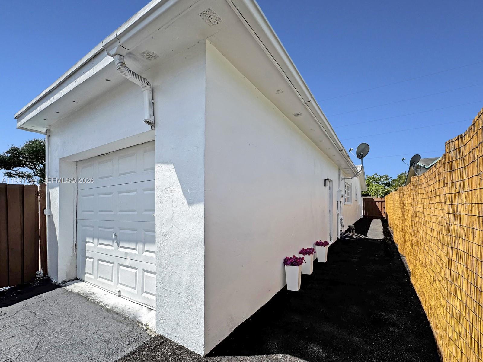 HOLLYWOOD HILLS - Residential