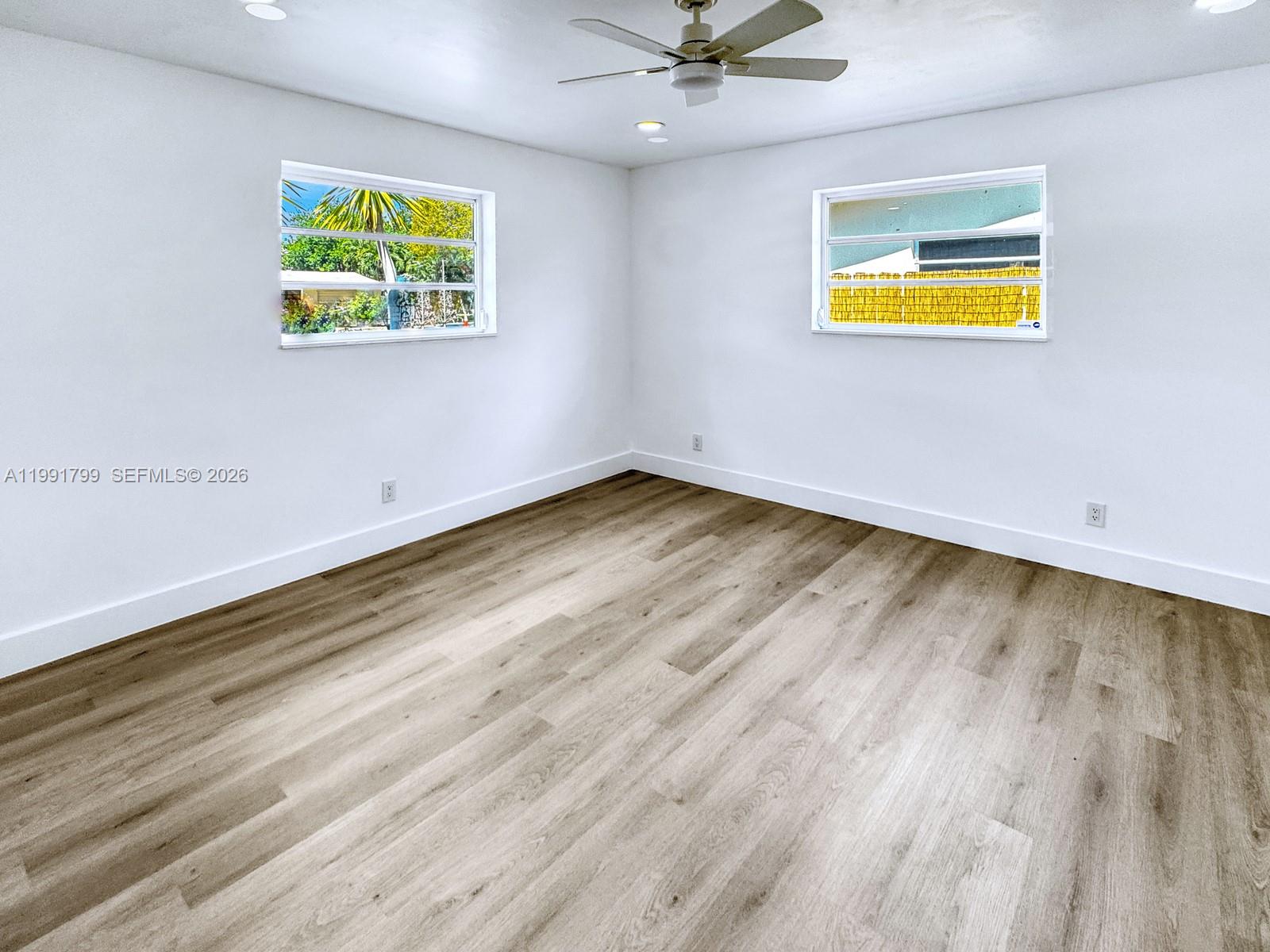 HOLLYWOOD HILLS - Residential