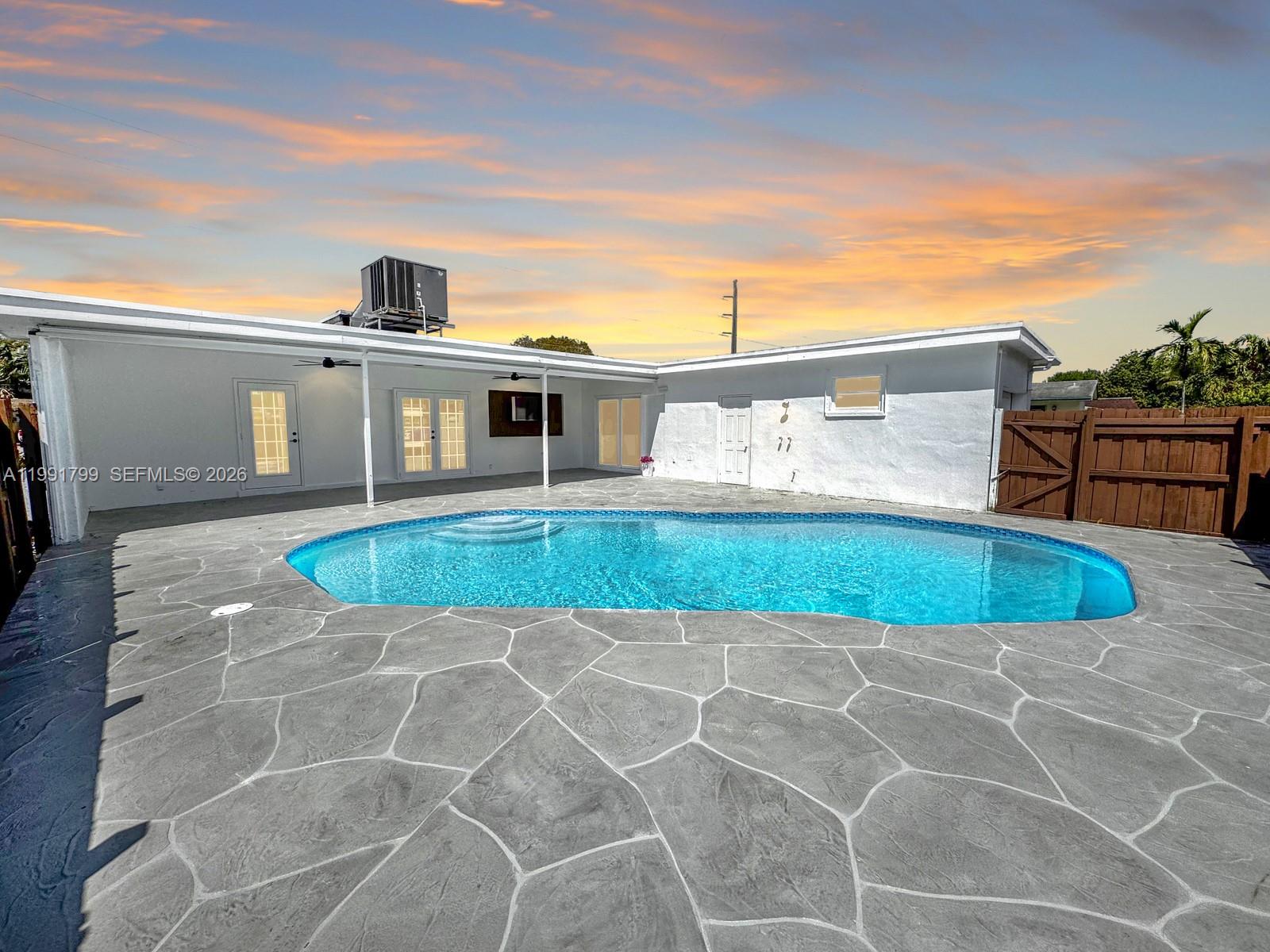 HOLLYWOOD HILLS - Residential