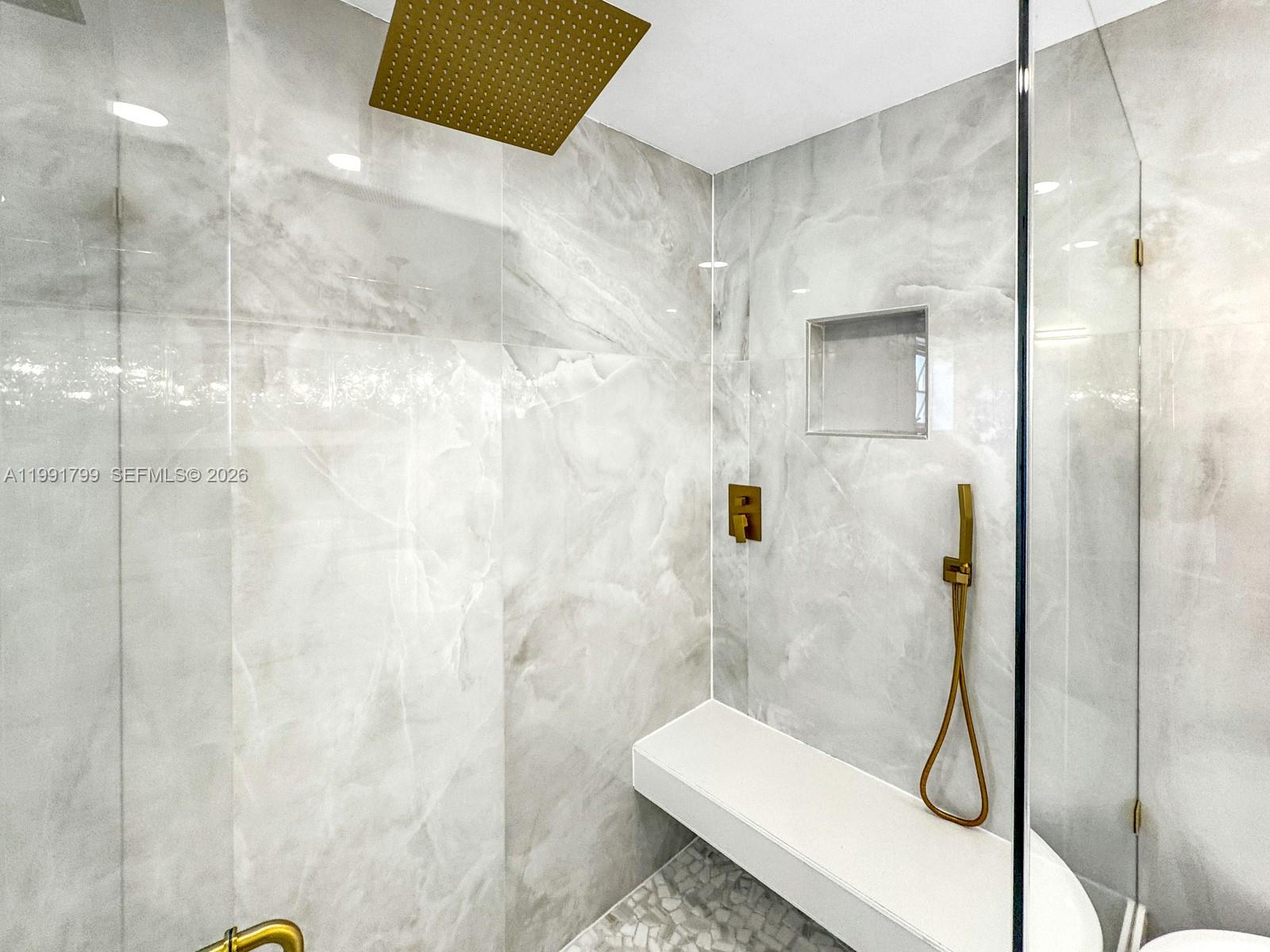 HOLLYWOOD HILLS - Residential