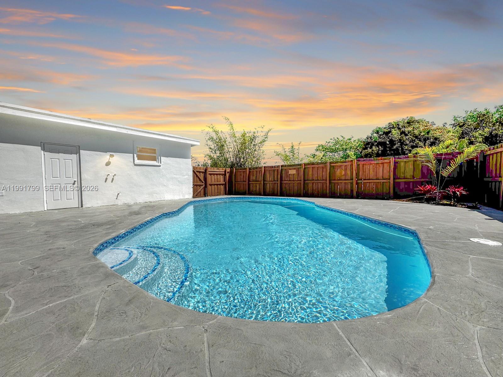 HOLLYWOOD HILLS - Residential