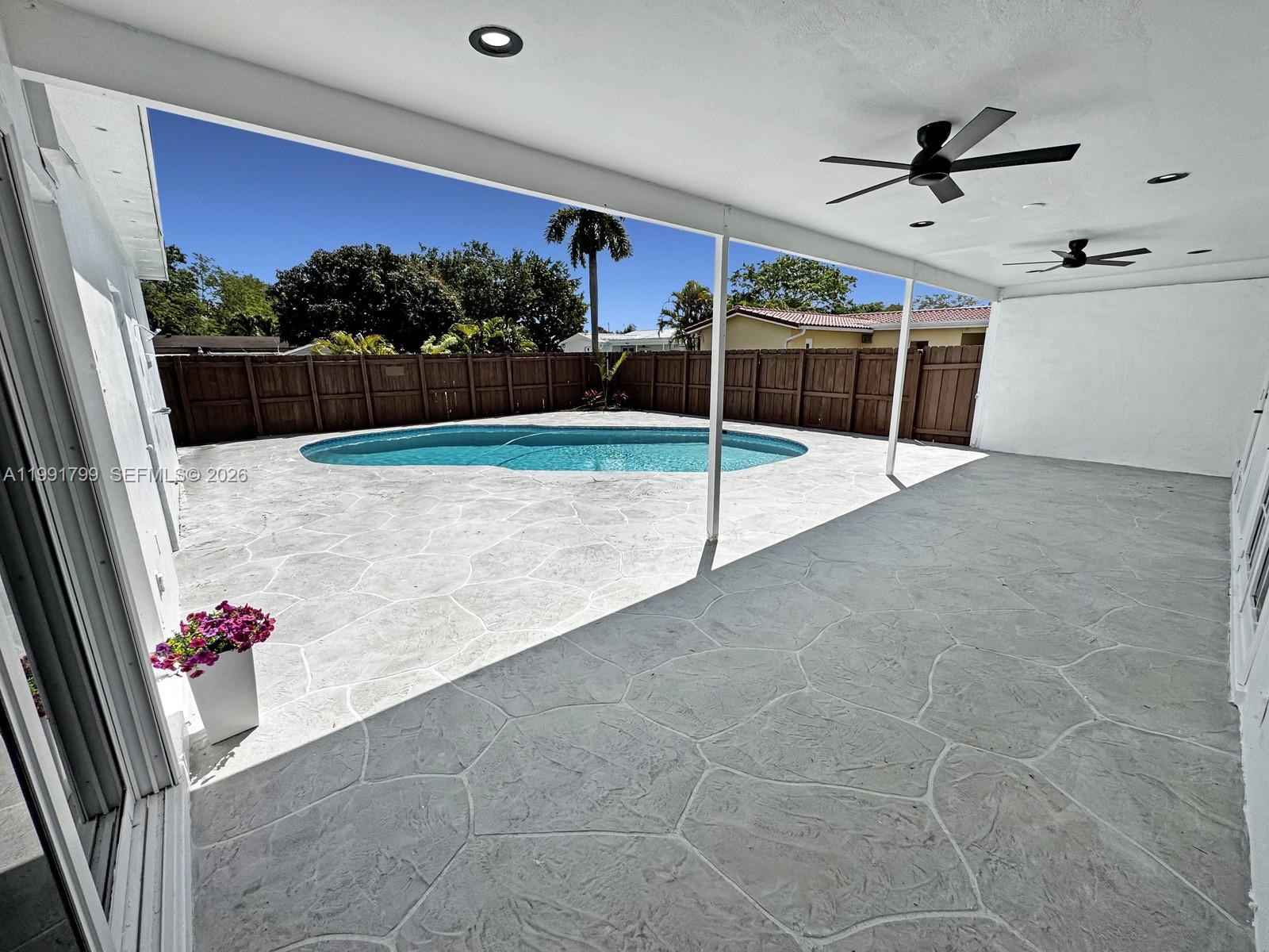 HOLLYWOOD HILLS - Residential