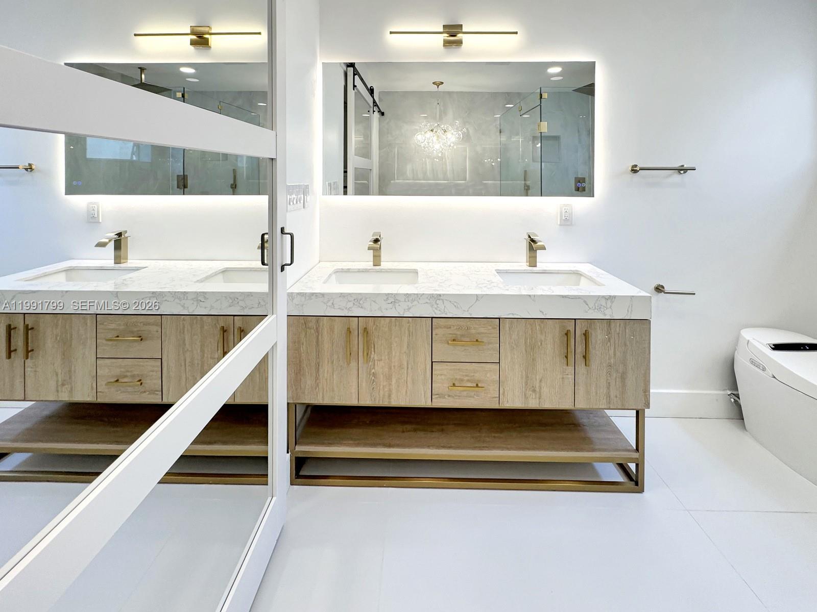 HOLLYWOOD HILLS - Residential