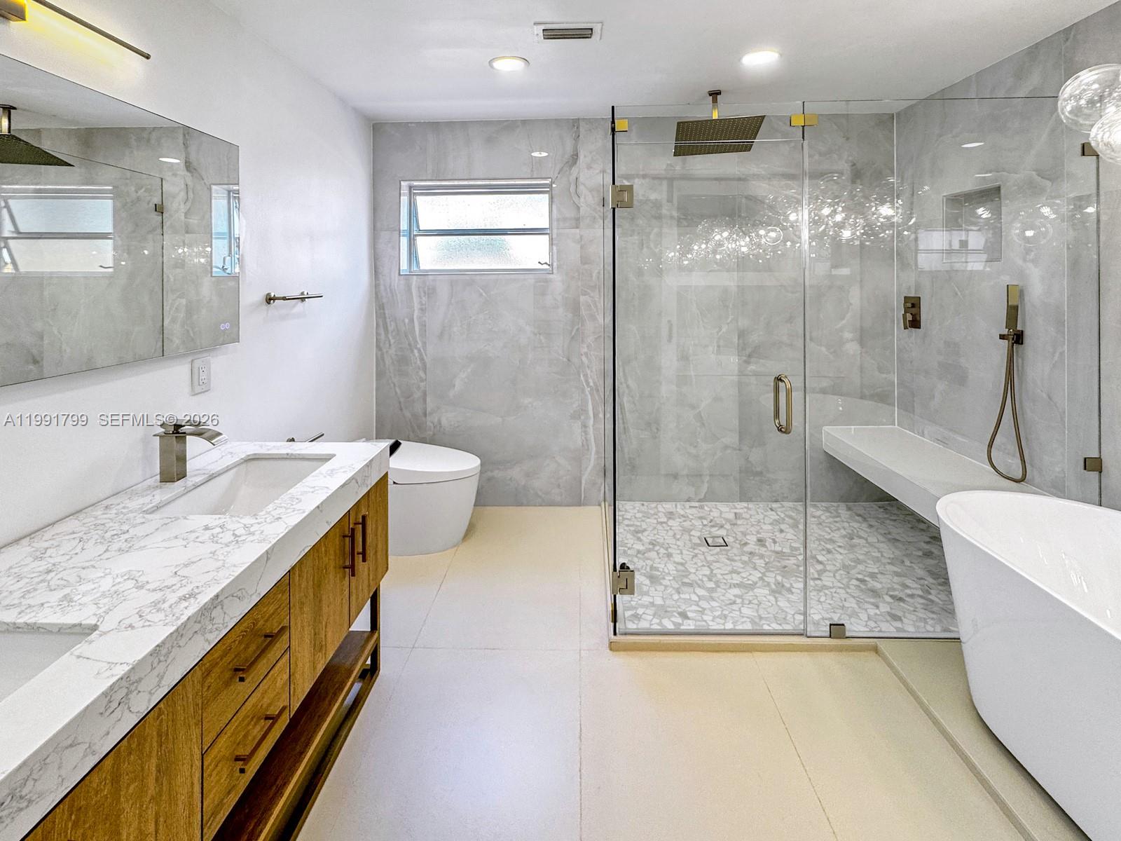 HOLLYWOOD HILLS - Residential