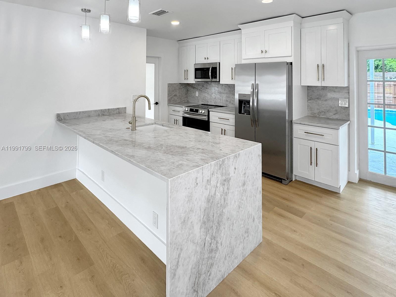 HOLLYWOOD HILLS - Residential