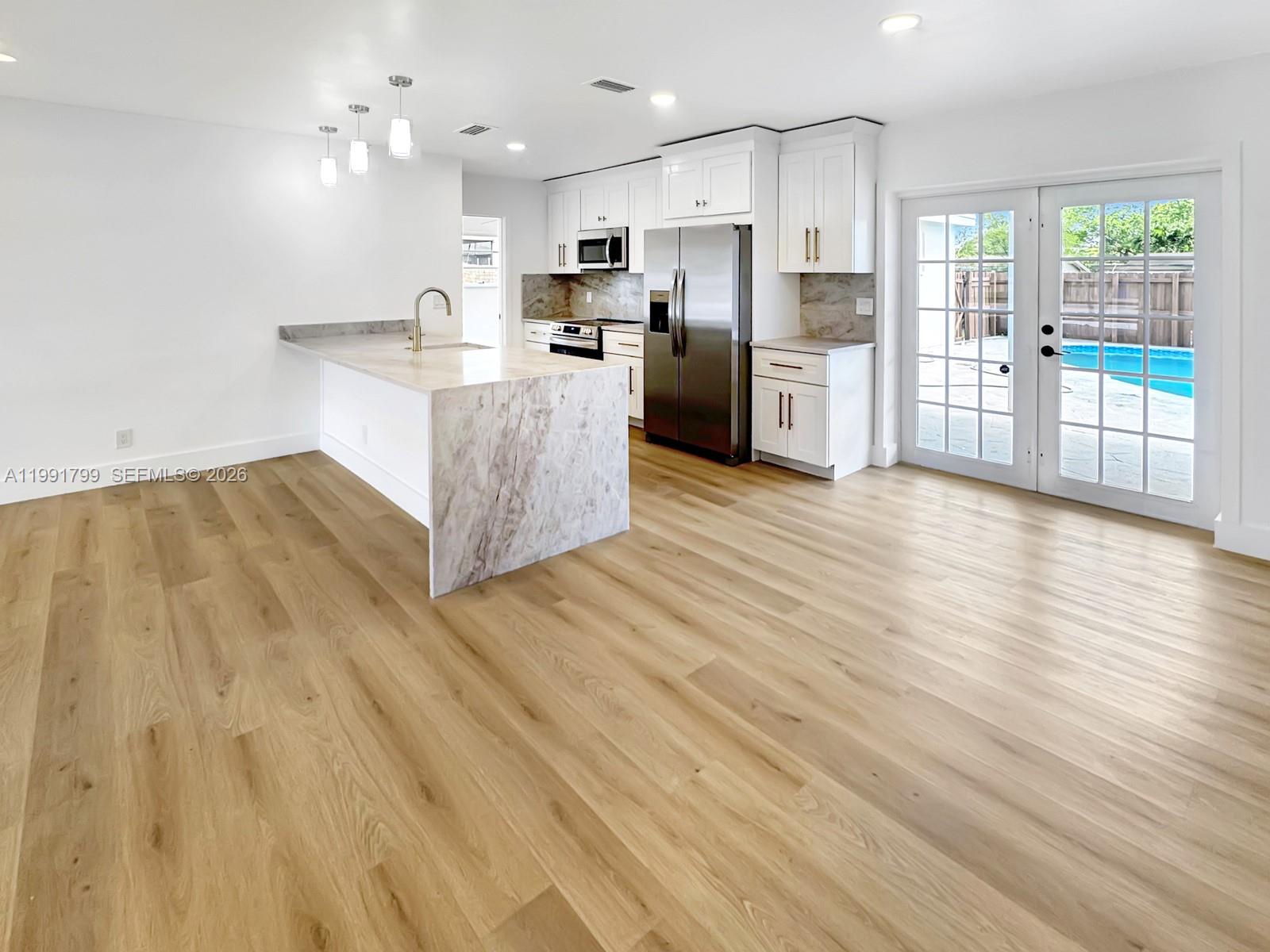 HOLLYWOOD HILLS - Residential