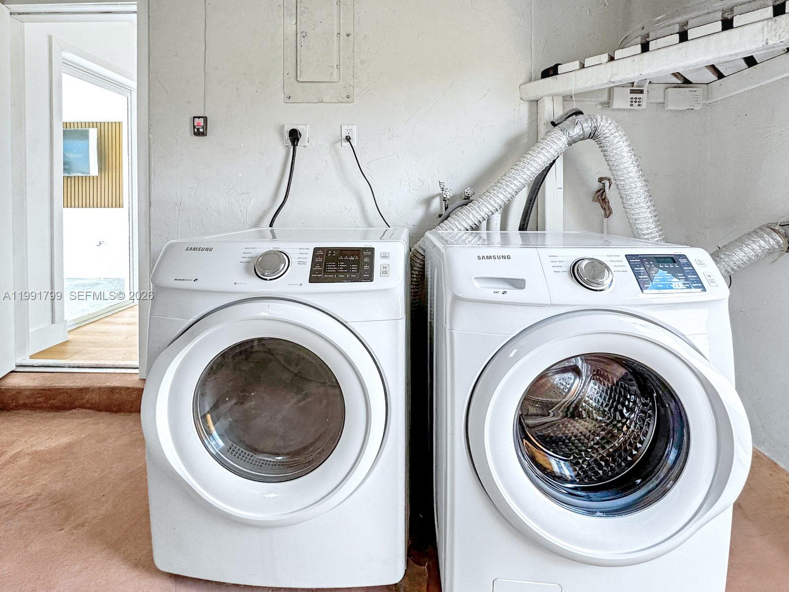 HOLLYWOOD HILLS - Residential