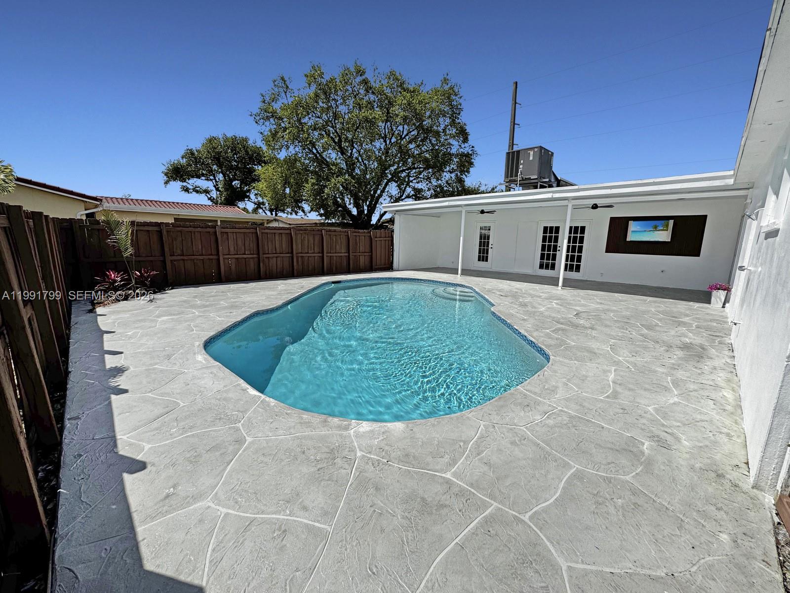 HOLLYWOOD HILLS - Residential