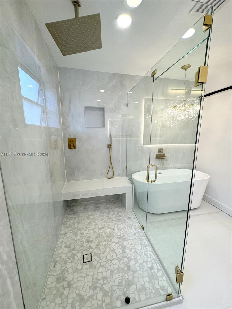 HOLLYWOOD HILLS - Residential