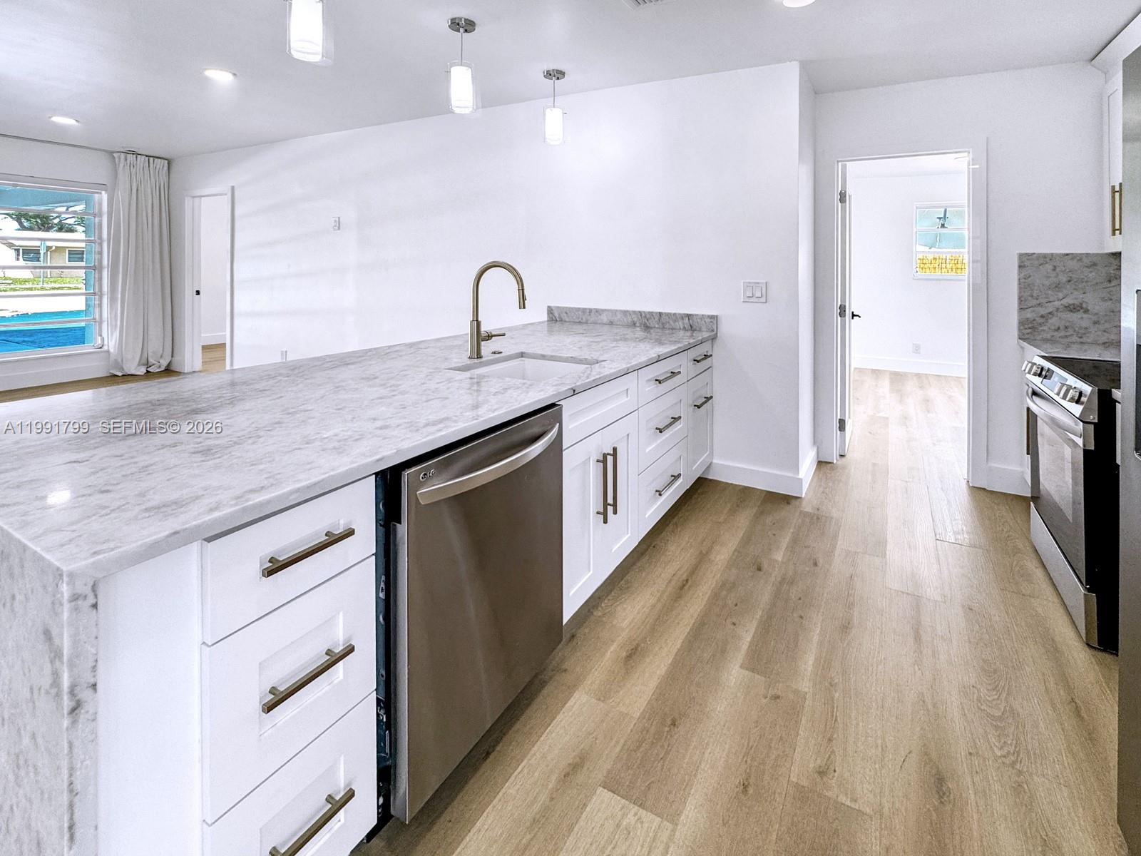 HOLLYWOOD HILLS - Residential