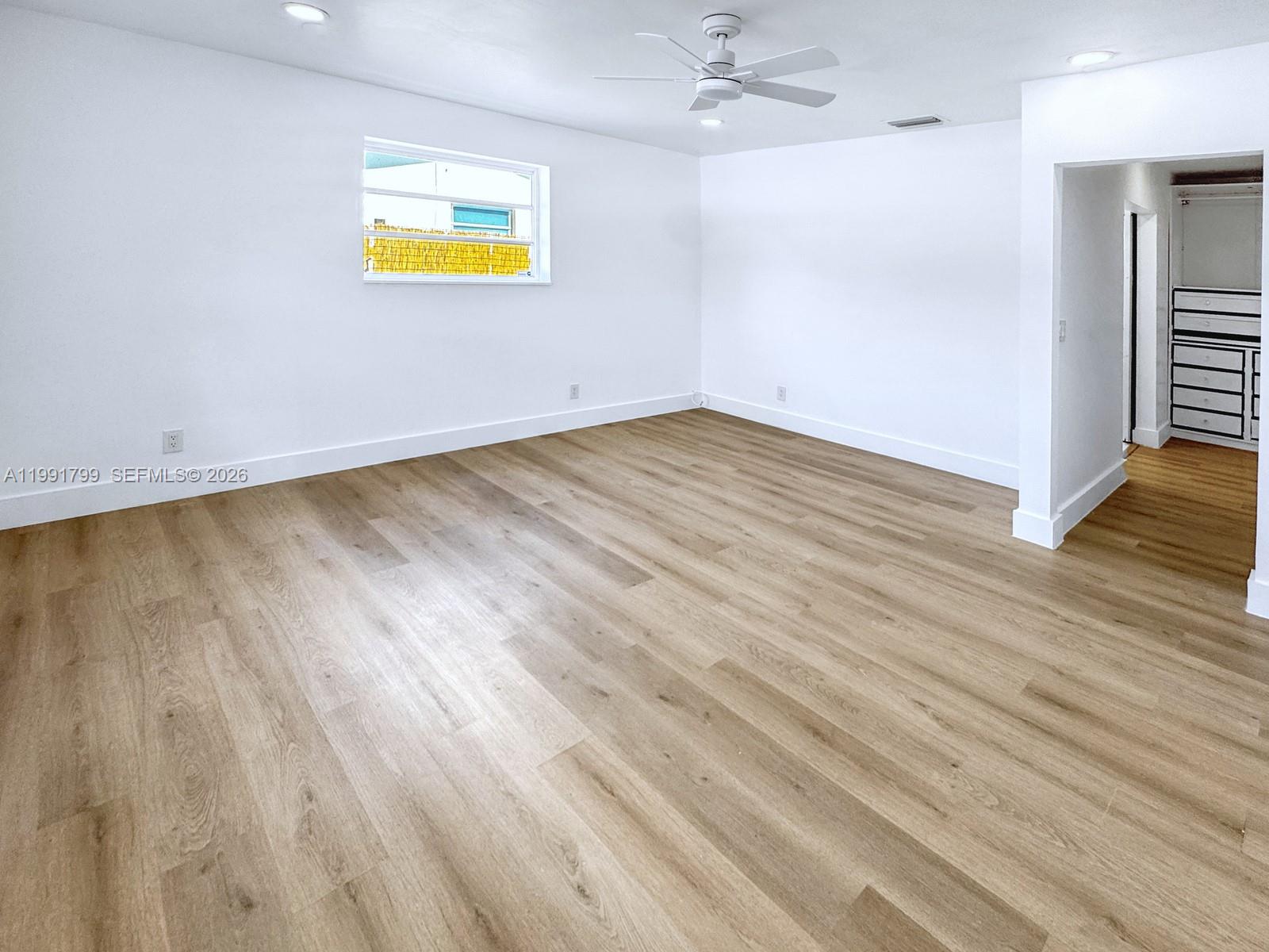 HOLLYWOOD HILLS - Residential