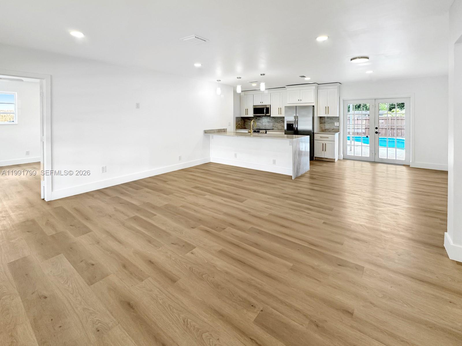 HOLLYWOOD HILLS - Residential