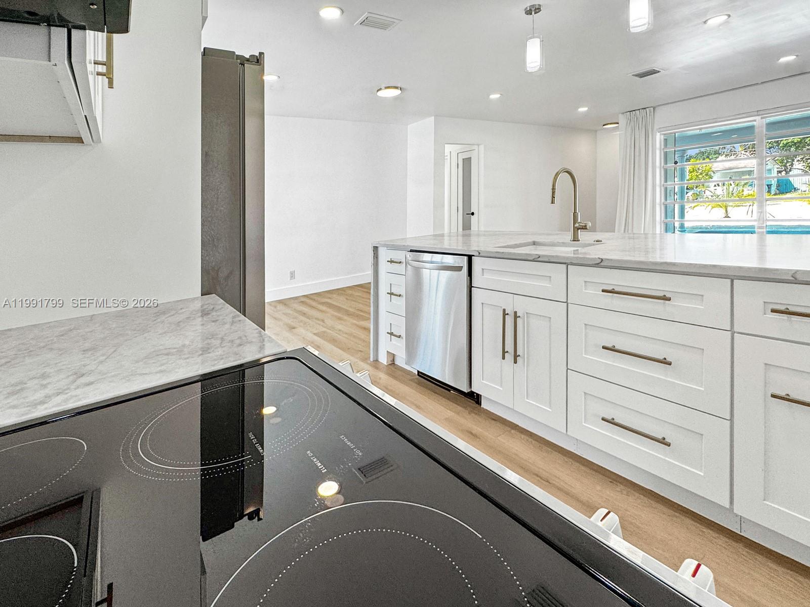 HOLLYWOOD HILLS - Residential